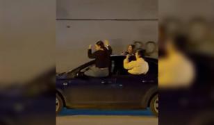 Momentul în care patru tinere dansează pe geamurile unei mașini în mers, în Cluj. Şoferiţa, sancţionată