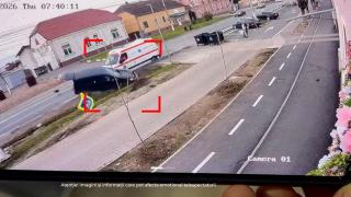 Momentul în care o ambulanţă se izbeşte de o maşină într-o comună din Timiş