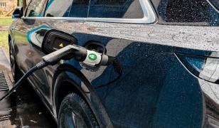 Vânzările de mașini electrice au explodat, după scumpirile de la pompă. Mărcile preferate de români