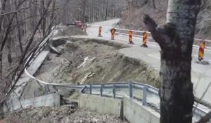 Sute de buzoieni riscă să rămână izolați după ce un drum de 3,5 milioane € a luat-o la vale  
