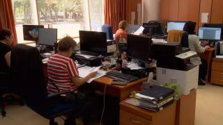 Primăria care le-a cerut angajaţilor să aleagă, prin vot, între concedieri şi tăieri salariale