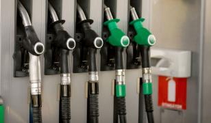 Motorina premium, mai ieftină decât standard. Șofer: "Pentru unii, mumă, pentru alții, ciumă"