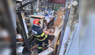 Explozie într-o locuință din Prahova. Pompierii au descoperit 8 butelii legate care alimentau centrala termică