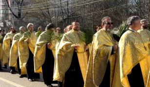 Credincioșii au luat la pas Capitala în ajun de Florii. Pelerinajul a adunat peste 6.000 de participanți