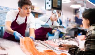 Peştele de pe masa de Florii, la preţ de carne de vită. Românii scot din buzunare şi 70 lei/kg