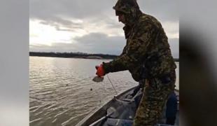 Razie pe râul Olt: zeci de plase ilegale și 120 kg de pește, descoperite de polițiști