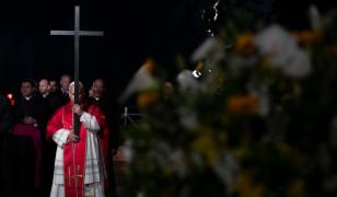 Momentul în care Papa Leon a purtat crucea în timpul celei mai importante procesiuni din Săptămâna Mare