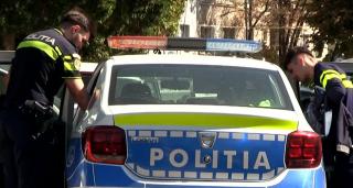 O şoferiţă de 18 ani a intrat cu maşina în autospeciala poliţiei. Agenţii veniseră la alt accident, în Galaţi