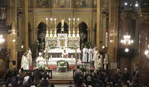 Catolicii din România au primit Lumina Sfântă. Cum au sărbătorit credincioşii Învierea