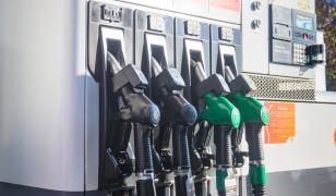 Motorina se ieftineşte de marți cu 36 de bani, dar preţurile ar putea rămâne peste 10 lei