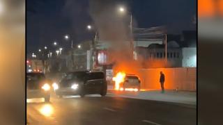 Autospecială de poliție, cuprinsă de flăcări în mers, la Iași. VIDEO