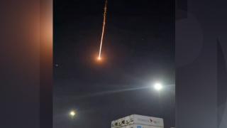 Momentul în care o bilă de foc a traversat cerul și a căzut în Indonezia. Erau resturile unei rachete chineze