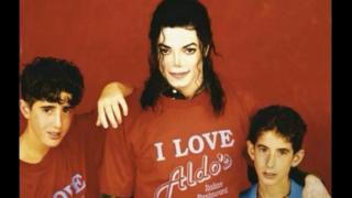 Copiii dezbrăcaţi din fotografiile cu Michael Jackson cer 213 milioane de dolari despăgubiri