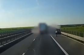 Moment dramatic surprins de o cameră de bord. Un şofer lovit în plin de un camion în timp ce ieşise din maşină