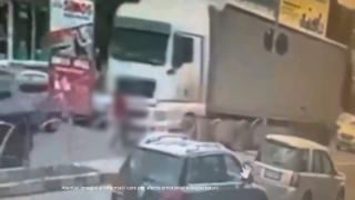 Accident tragic în Fălticeni. O femeie a fost călcată de TIR, medicii au fost nevoiţi să-i amputeze picioarele