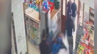 Momentul în care un adolescent ia la bătaie un bărbat, într-un magazin din Săcele. Victima a ajuns la spital