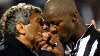 Pascal Nouma, fotbalistul care i-a pupat mâna lui Mircea Lucescu, după gol. 