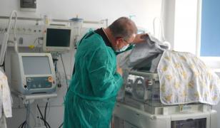 Rugăciune printre aparate. Preotul care săvârşeşte botezuri de urgenţă la Maternitatea Bucur