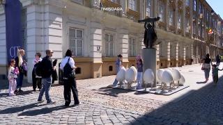 Controversă la Timișoara cu decorul de Paşte de 7.000 de euro. Ouăle gigant iau faţa unei statui cu mesaj