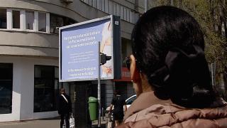 Revoltă după apariţia unor panouri anti-cezariană în București: 