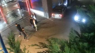 A vrut să scape de bătaie, dar şi-a făcut maşina zob în perete. Scandal, filmat într-o parcare din Tecuci