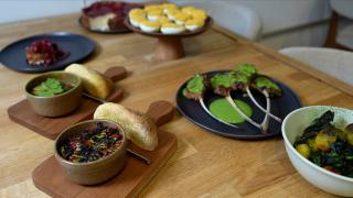 Friptură de miel cu sos de salată și pască fără blat. Cum s-a schimbat meniul de Paşte al românilor în 2026