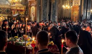 În Vinerea Mare, credincioşii au înconjurat biserica de 3 ori. Ce semnificaţie are Prohodul Domnului