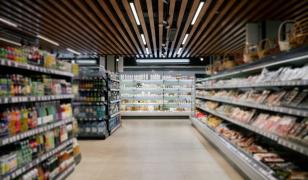 Reduceri de ultim moment în supermarketuri: mielul, de la 53 la 35 lei/kg. Cozonacii, la jumătate de preț