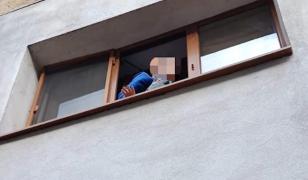 La un pas de tragedie în seara de Paşte. Un copil de 6 ani, salvat de pe marginea unei ferestre în Vâlcea