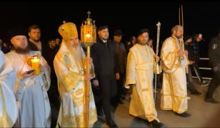 România s-a luminat în noaptea de Înviere. La Constanţa, Lumina Sfântă a ajuns la credincioşi pe mare