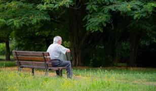 De ce ne simţim mai singuri de sărbători. Fenomenul care afectează tot mai mulți români