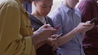 Lume virtuală, riscuri reale: Copiii sunt tot mai expuși pericolelor online. Cum îi protejăm