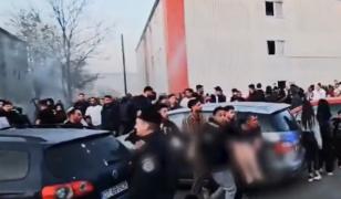 Pompierii veniți să stingă incendiul din cartierul Henri Coandă, atacați de locatari. Le-au smuls furtunurile