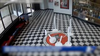 Momentul în care directorul unui liceu din SUA opreşte un fost elev înarmat, înainte să declanşeze un măcel