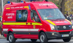 Impact violent între un autobuz şi o maşină, în Bistriţa. Şoferul maşinii a murit, doi oameni sunt răniţi