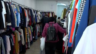 Hainele second-hand, mai scumpe. Cum vrea Ministerul Mediului să oprească importurile de deșeuri