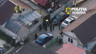 Afacere de familie cu trafic de persoane. Un tânăr racola victimele, părinții le duceau în străinătate