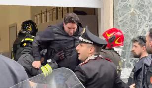 Teroare în centrul oraşului Napoli. Mai mulţi hoţi au spart o bancă şi au luat 25 de ostatici