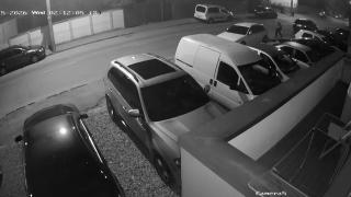 Momentul în care un bărbat dă foc unei mașini parcate lângă o instalație de gaz, pe o stradă din Făgăraș