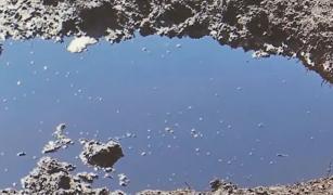 Satul din România unde petrolul curge din izvoare. Oamenii sunt disperaţi: 