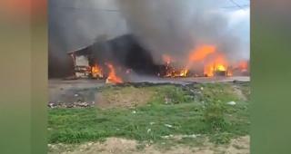 Incendiu de groază în Orăştie, 17 locuinţe sociale înghiţite de foc. Cauza incendiului