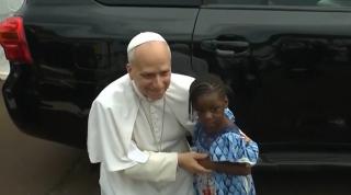 Moment emoționant în Africa. Papa Leon, îmbrățișat de o fetiță în fața a 100.000 de credincioși