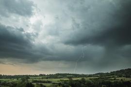 Cod galben de ploi torențiale și vijelii în mai multe regiuni din țară. Vreme severă până la noapte