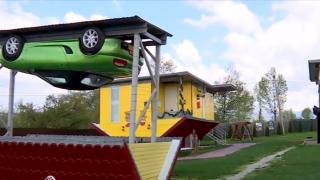 Un tânăr din Gorj a construit un sat răsturnat. Fiecare căsuță are o poveste