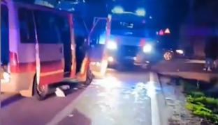 Accident de groază în Mureş. Nouă copii şi doi adulţi aflaţi într-un microbuz au ajuns la spital