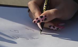 Generația tastaturii: tot mai mulți tineri uită să scrie de mână, iar cititul e în declin