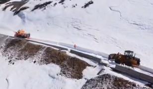 A început deszăpezirea pe Transalpina. Apelul autorităților pentru șoferi