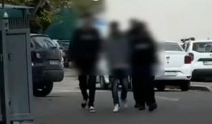 Doi tineri au fost arestați preventiv după ce au incendiat casa unei femei în Galați