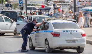 Grecia introduce reguli noi pentru șoferi. Ce trebuie să ai în mașină ca să nu te trezeşti cu o amendă