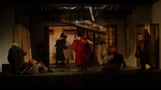 O bucată de tavan fals a căzut peste un actor, pe scenă, în timpul unui spectacol, la Iaşi